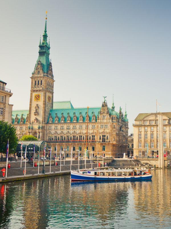 Hamburger Rathaus und Alster im Frühling