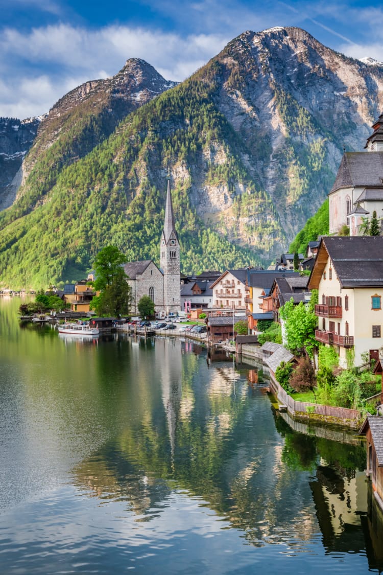 Schöne Morgendämmerung am Bergsee in Hallstatt, Alpen, Österreich