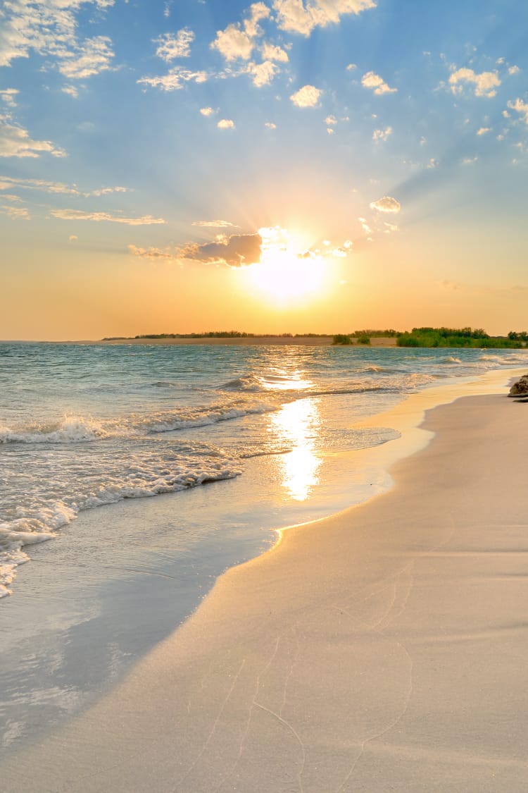 Ruhiger Sonnenuntergang am Strand